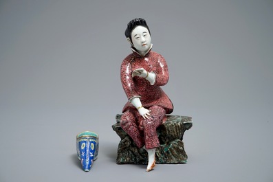 Une figure d'une femme et une chaussure miniature en porcelaine de Chine famille rose, 19/20&egrave;me