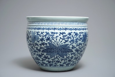19世纪 青花花卉纹缸