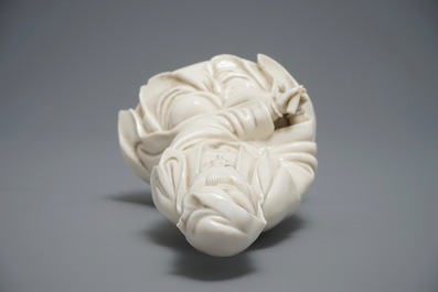A Chinese Dehua blanc de Chine model of Guanyin, 18/19th C.