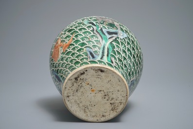 Un vase en porcelaine de Chine famille verte &agrave; d&eacute;cor d'animaux mythiques, 19&egrave;me