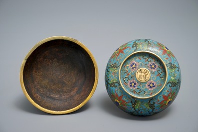 A round Chinese cloisonn&eacute; box and cover, Qianlong mark, 19/20th C.