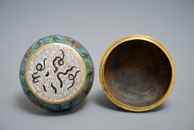 Een ronde Chinese cloisonn&eacute; dekseldoos, Qianlong merk, 19/20e eeuw