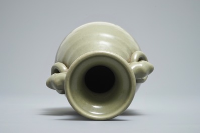 A Chinese celadon-glazed vase with incised design, 19/20th C.
