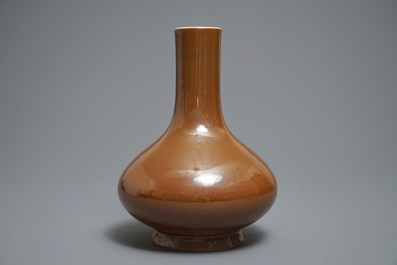Een Chinese capucijn bruin geglazuurde flesvormige vaas, Qianlong merk, 19e eeuw