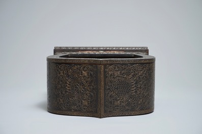 Een Chinees houten schrijn met inscriptie en inlegwerk, 19/20e eeuw