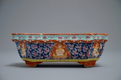 Une jardini&egrave;re de style Bencharong en porcelaine de Chine famille rose pour le march&eacute; thai, 19&egrave;me