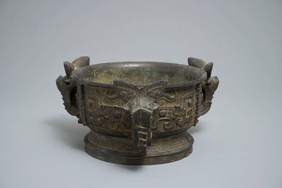 An unusual Chinese &lsquo;gui&rsquo; bronze ritual vessel of unusual shape with three ears, 18/19th C.