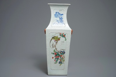 Un vase de forme rectangulaire en porcelaine de Chine qianjiang cai, 19/20&egrave;me