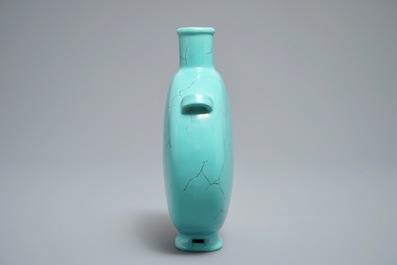 Een Chinese faux turquoise maanfles, Qianlong merk, 20e eeuw