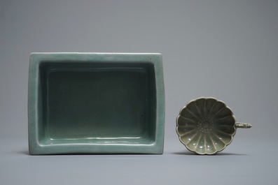 Une jardini&egrave;re en porcelaine de Chine c&eacute;ladon et une tasse au dragon, Cor&eacute;e, 19&egrave;me