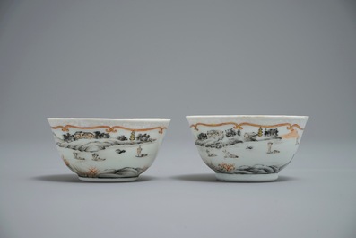 Une paire de tasses et soucoupes en porcelaine de Chine famille rose bianco sopra bianco, Qianlong