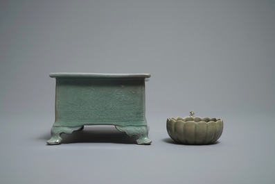 Een Chinese celadon jardini&egrave;re en een Koreaanse kop met drakenhandvat, 19e eeuw