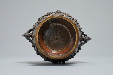 A Sino-Tibetan inlaid bronze vase, 18/19th C.