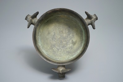 An unusual Chinese &lsquo;gui&rsquo; bronze ritual vessel of unusual shape with three ears, 18/19th C.