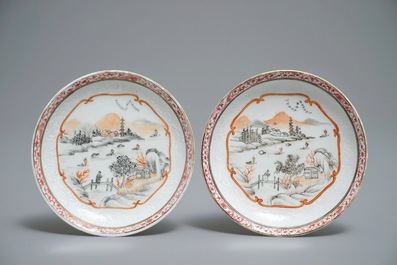 Een paar Chinese famille rose bianco sopra bianco koppen en schotels, Qianlong