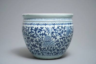 19世纪 青花花卉纹缸