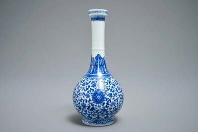 Un vase de forme bouteille en porcelaine de Chine bleu et blanc, marque de Yongzheng, 19/20&egrave;me