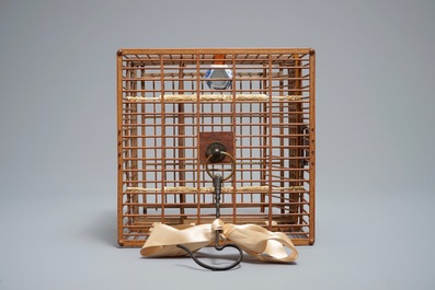 Un cage &agrave; oiseaux en bois aux &eacute;l&eacute;ments en ivoire et porcelaine, Chine, 19/20&egrave;me