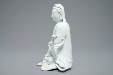 Un mod&egrave;le de Guanyin en porcelaine blanc de Chine, marque incis&eacute; sur le dos, 18&egrave;me