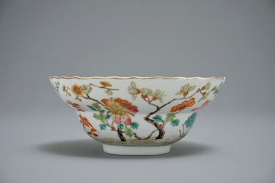 Un bol en porcelaine de Chine famille rose &agrave; d&eacute;cor floral, marque de Daoguang, 19&egrave;me