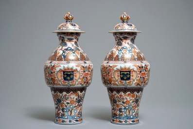 Une paire de vases aux armes d'Orl&eacute;ans en porcelaine de style Imari, Samson, Paris, 19&egrave;me
