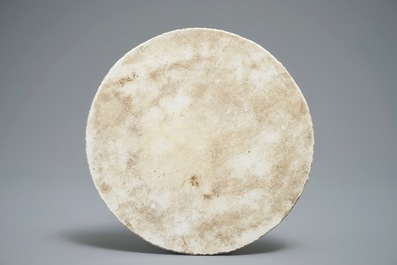 Une plaque ronde en porcelaine de Chine qianjiang cai, 20&egrave;me