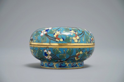 19世纪 带有花饰的掐死珐琅盘和带有鸟装饰的盒子