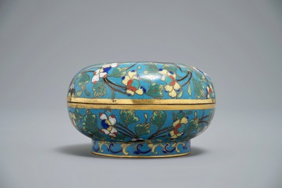 A Chinese cloisonn&eacute; saucer with floral design, Ming, and a round box and cover, 19th C.