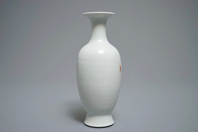 Un vase en porcelaine de Chine rouge de fer et grisaille &agrave; d&eacute;cor d'immortels, marque de Qianlong, R&eacute;publique, 20&egrave;me
