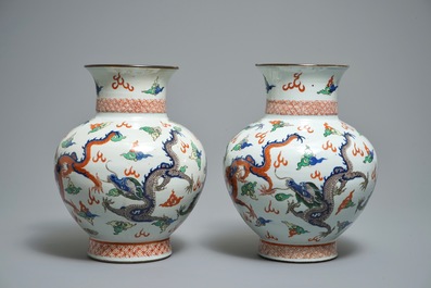 Une paire de vases aux dragons en porcelaine de Chine wucai, marque de Wanli, 19&egrave;me