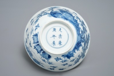 Een blauwwitte Chinese kom met vogels bij bloesems, Kangxi merk en periode