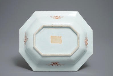 Une aigui&egrave;re et son bassin en porcelaine de Chine famille rose, Qianlong