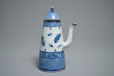 Une chocolati&egrave;re &agrave; d&eacute;cor d'insectes d'apr&egrave;s Merian en porcelaine de Chine bleu et blanc de l'Atelier Pronk, Qianlong, vers 1740