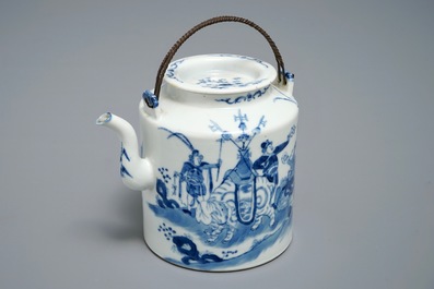 Een grote Chinese blauwwitte theepot met een olifantenparade, 19e eeuw