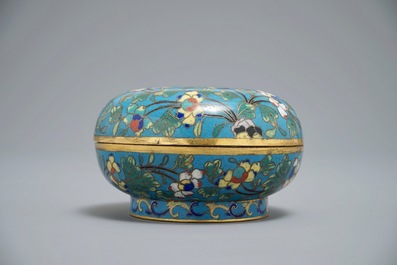 Une coupelle en cloisonn&eacute; &agrave; d&eacute;cor floral, Ming, et une bo&icirc;te couverte &agrave; d&eacute;cor d'oiseaux, 19&egrave;me