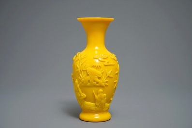 A Chinese Beijing glass vase with figures, Qianlong mark, 19/20th C.
