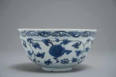 Un bol en porcelaine de Chine bleu et blanc aux rinceaux de lotus, Jiajing