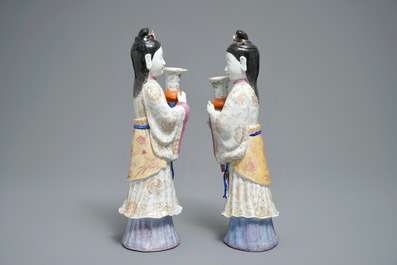 Une paire de bougeoirs en forme de femmes en porcelaine de Chine famille rose, 19/20&egrave;me