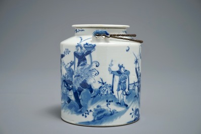 Een grote Chinese blauwwitte theepot met een olifantenparade, 19e eeuw