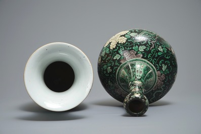 Deux vases en porcelaine de Chine famille noire et famille rose, 19&egrave;me