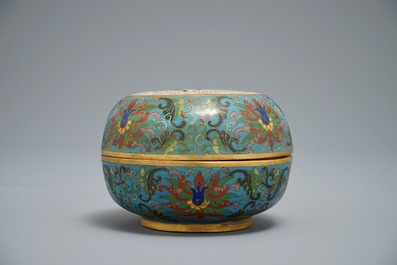 Een ronde Chinese cloisonn&eacute; dekseldoos, Qianlong merk, 19/20e eeuw