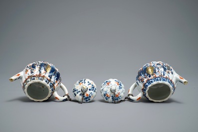 Une paire de th&eacute;i&egrave;res couvertes en porcelaine de Chine de style Imari, Kangxi