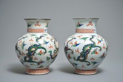 Une paire de vases aux dragons en porcelaine de Chine wucai, marque de Wanli, 19&egrave;me