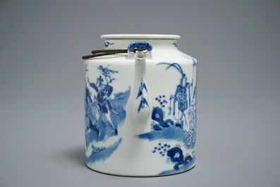 Une grande th&eacute;i&egrave;re en porcelaine de Chine bleu et blanc &agrave; d&eacute;cor d'une parade, 19&egrave;me