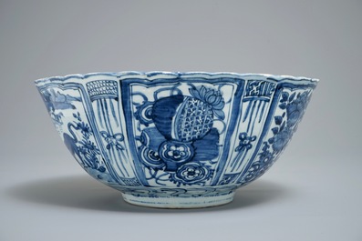 Un grand bol en porcelaine de Chine bleu et blanc de type kraak &agrave; d&eacute;cor d'un tigre, Wanli