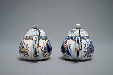 Une paire de th&eacute;i&egrave;res couvertes en porcelaine de Chine de style Imari, Kangxi