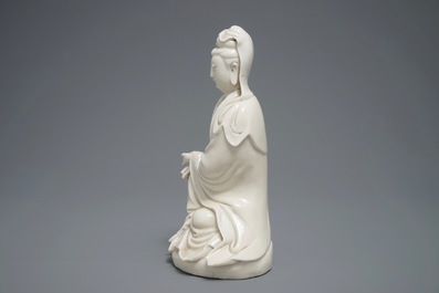 Een Chinees Dehua blanc de Chine model van Guanyin, 18/19e eeuw