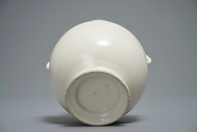 A Chinese cream-glazed hu vase with elephant handles, 18/19th C.