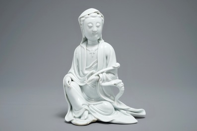 Een Chinees blanc de Chine model van Guanyin met reli&euml;fmerk op de rug, 18e eeuw