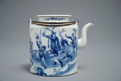 Een grote Chinese blauwwitte theepot met een olifantenparade, 19e eeuw